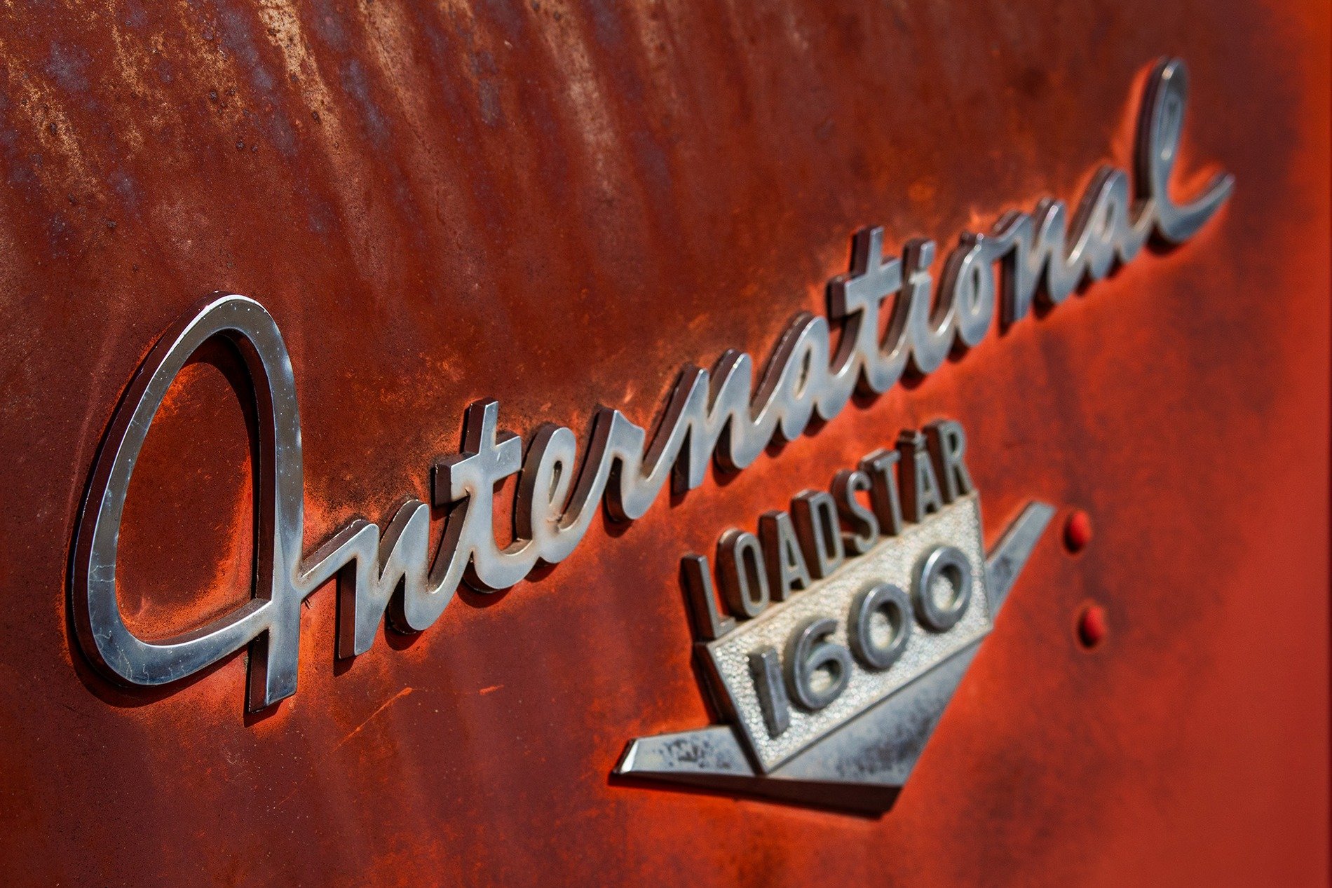 International Loadstar 1600 Emblem