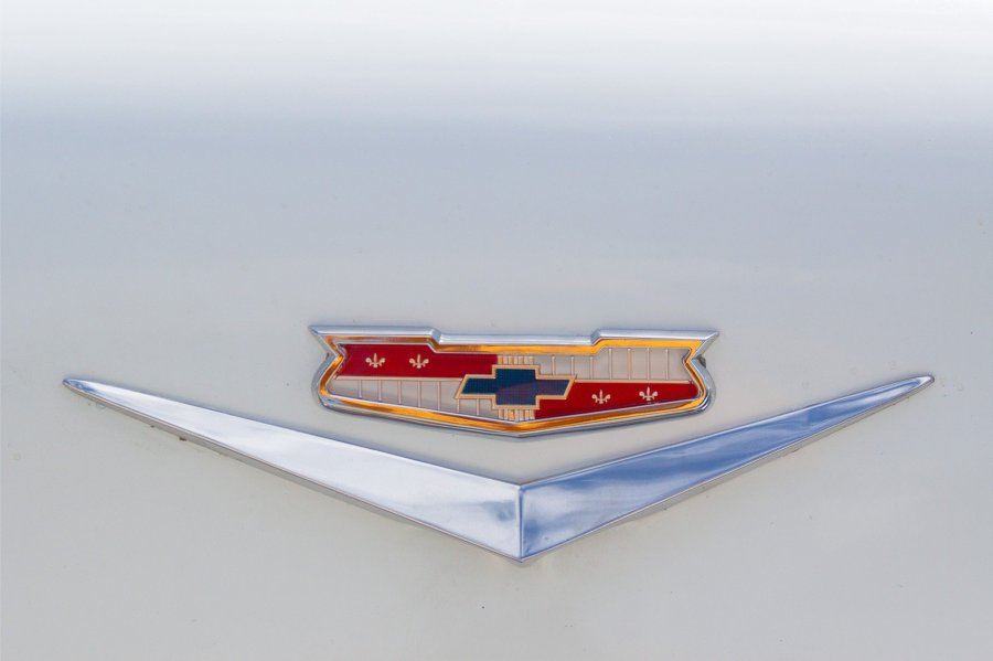 Chevrolet Crest and V-Emblem