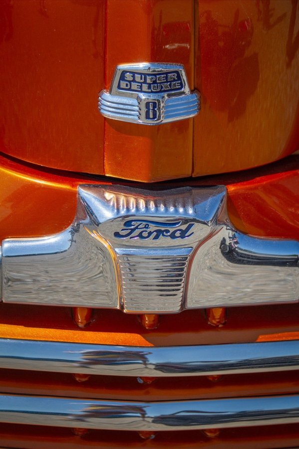 Ford Super Deluxe 8 Emblem