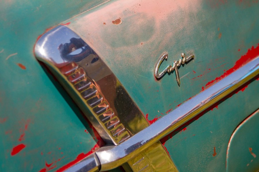 Lincoln Capri script emblem