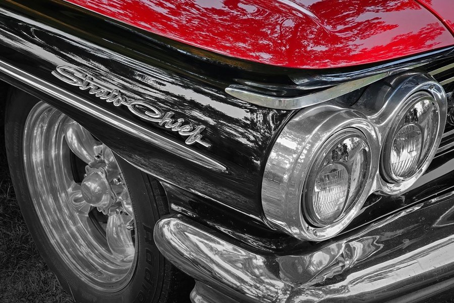 Pontiac Strato-Chief Front Corner