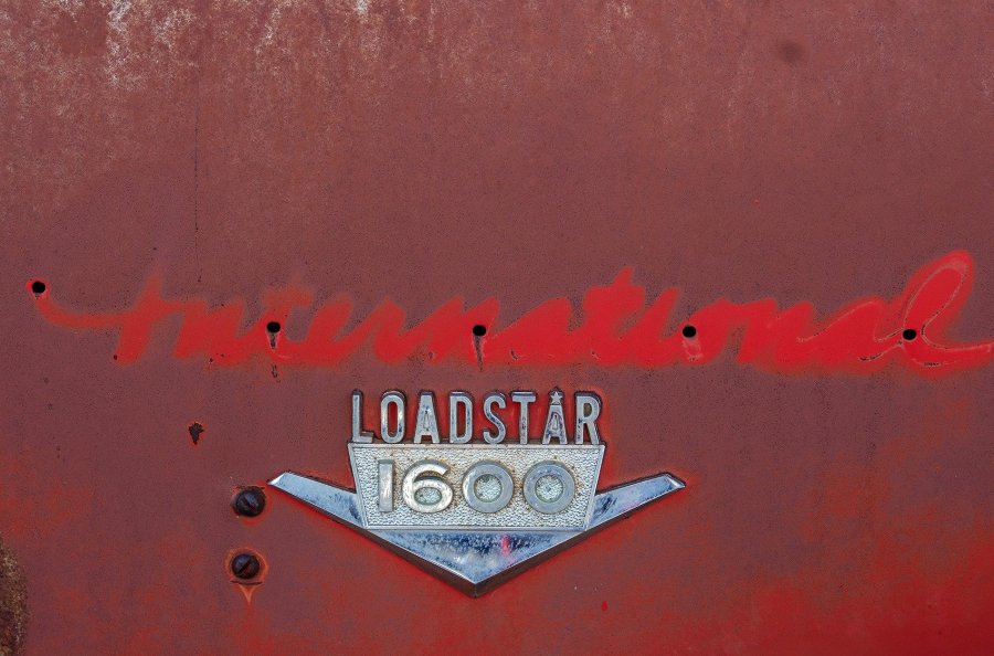 Red rust on fender / Chrome Loadstar sixteen hundred / Faded model badge
